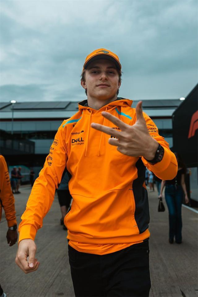 迈凯伦逆转雷诺车队，诺里斯统治全场