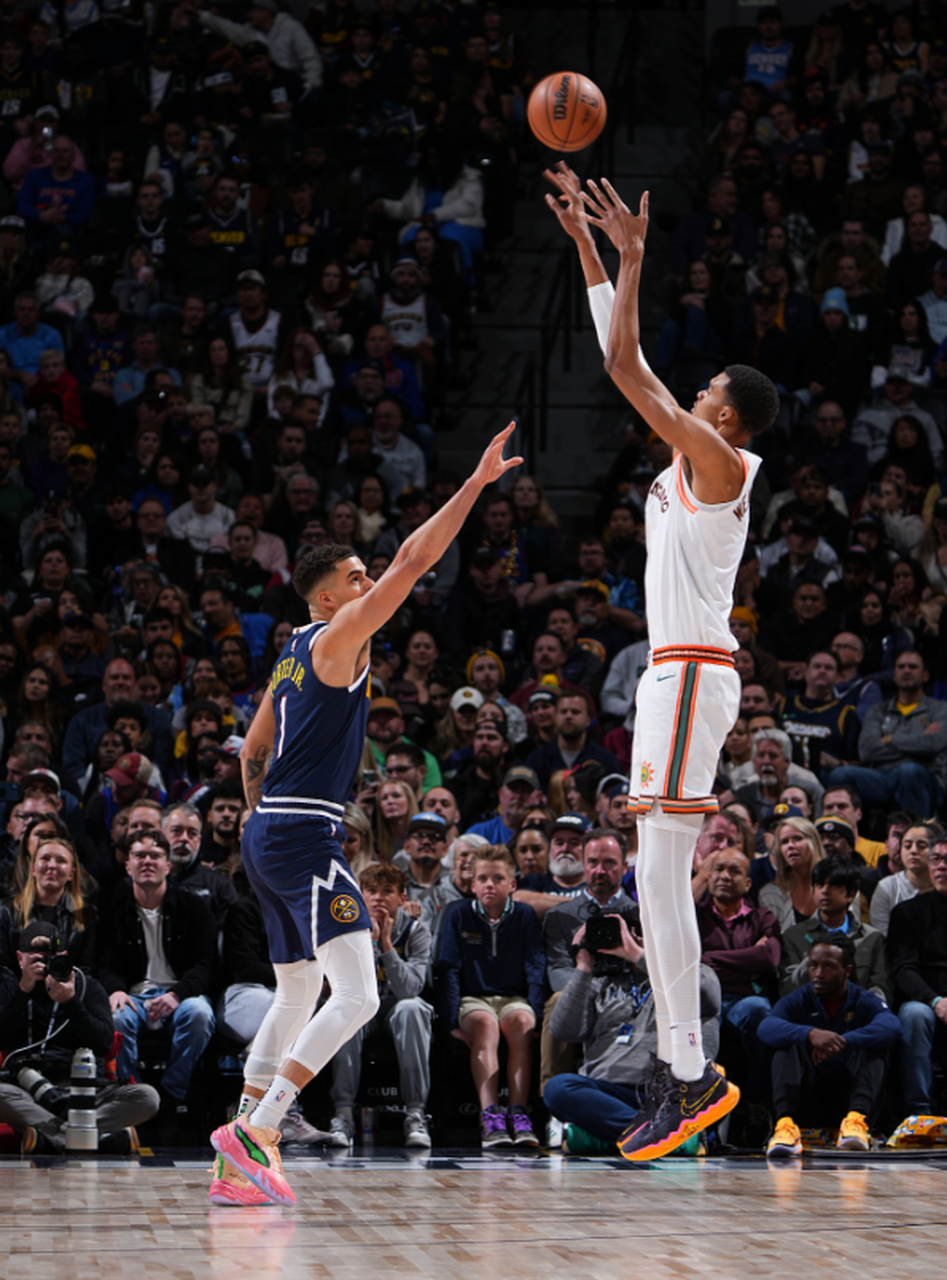 马刺鏖战灰熊，米切尔高光表现