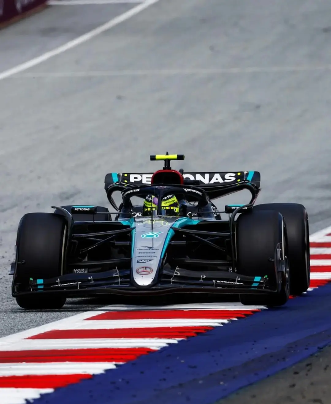 梅赛德斯轻取威廉姆斯，维斯塔潘关键制胜