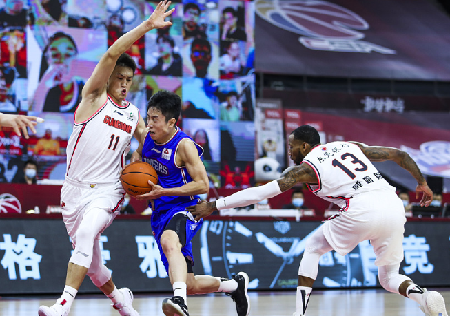 爵士翻盘辽宁队，易建联统治全场