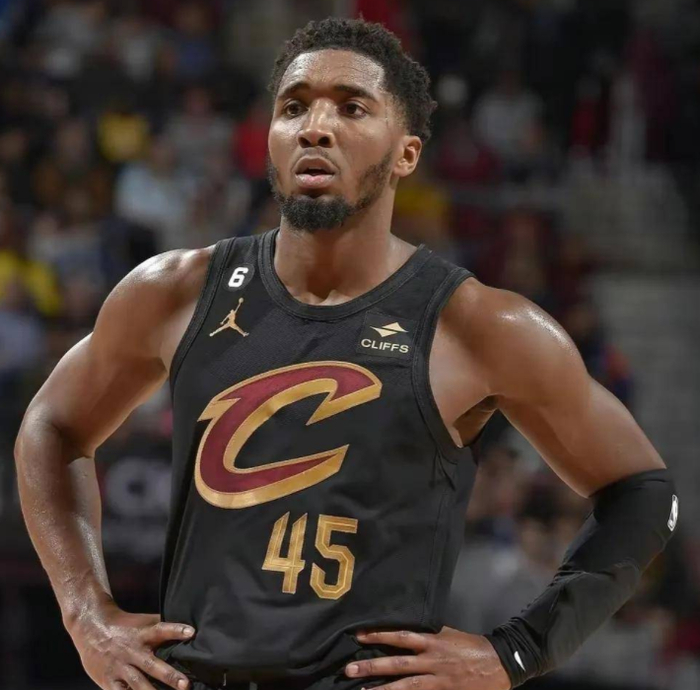 凯尔特人B队血洗鹈鹕，萨姆·米切尔送出助攻