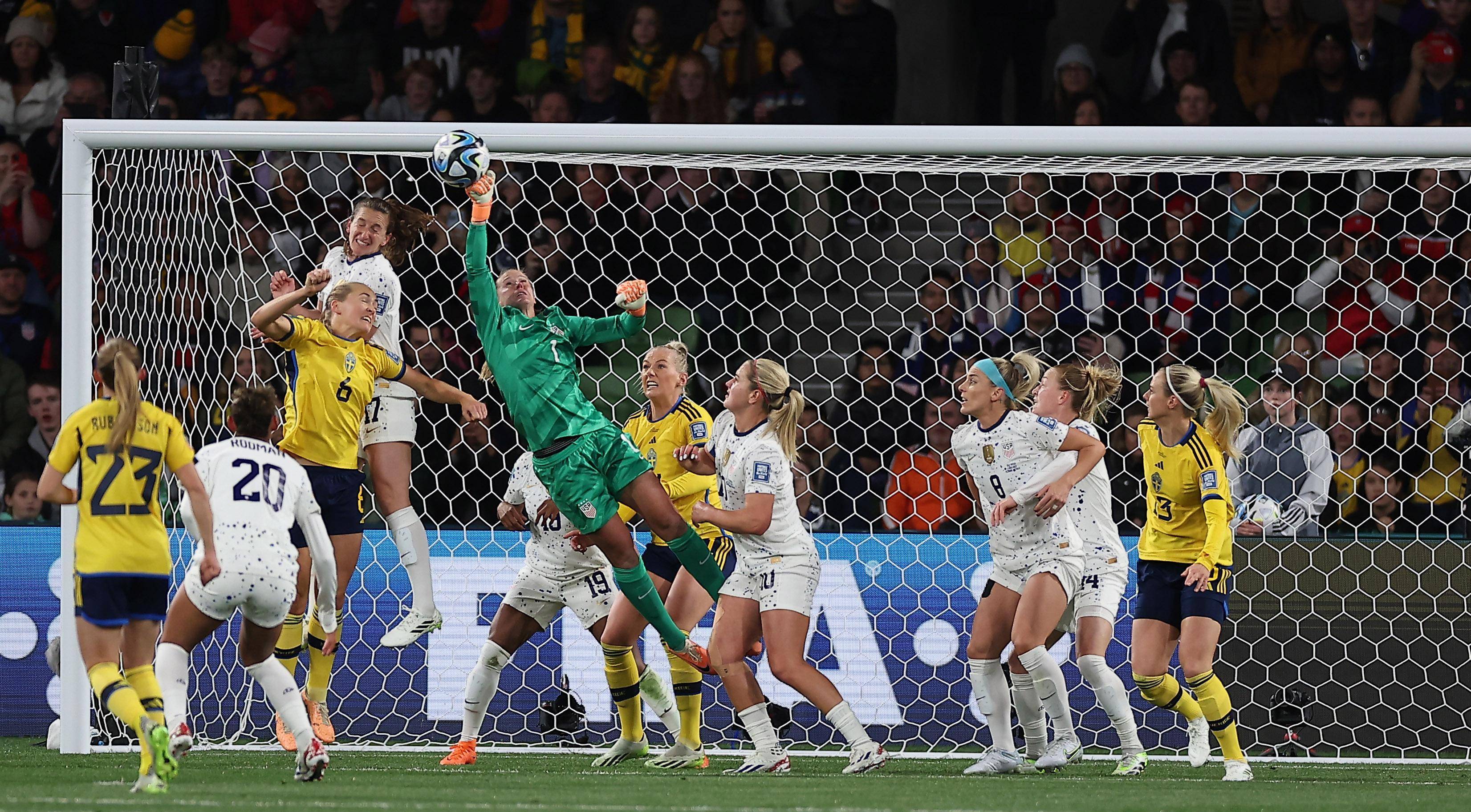 俄罗斯女足队在比赛中勇猛抗争