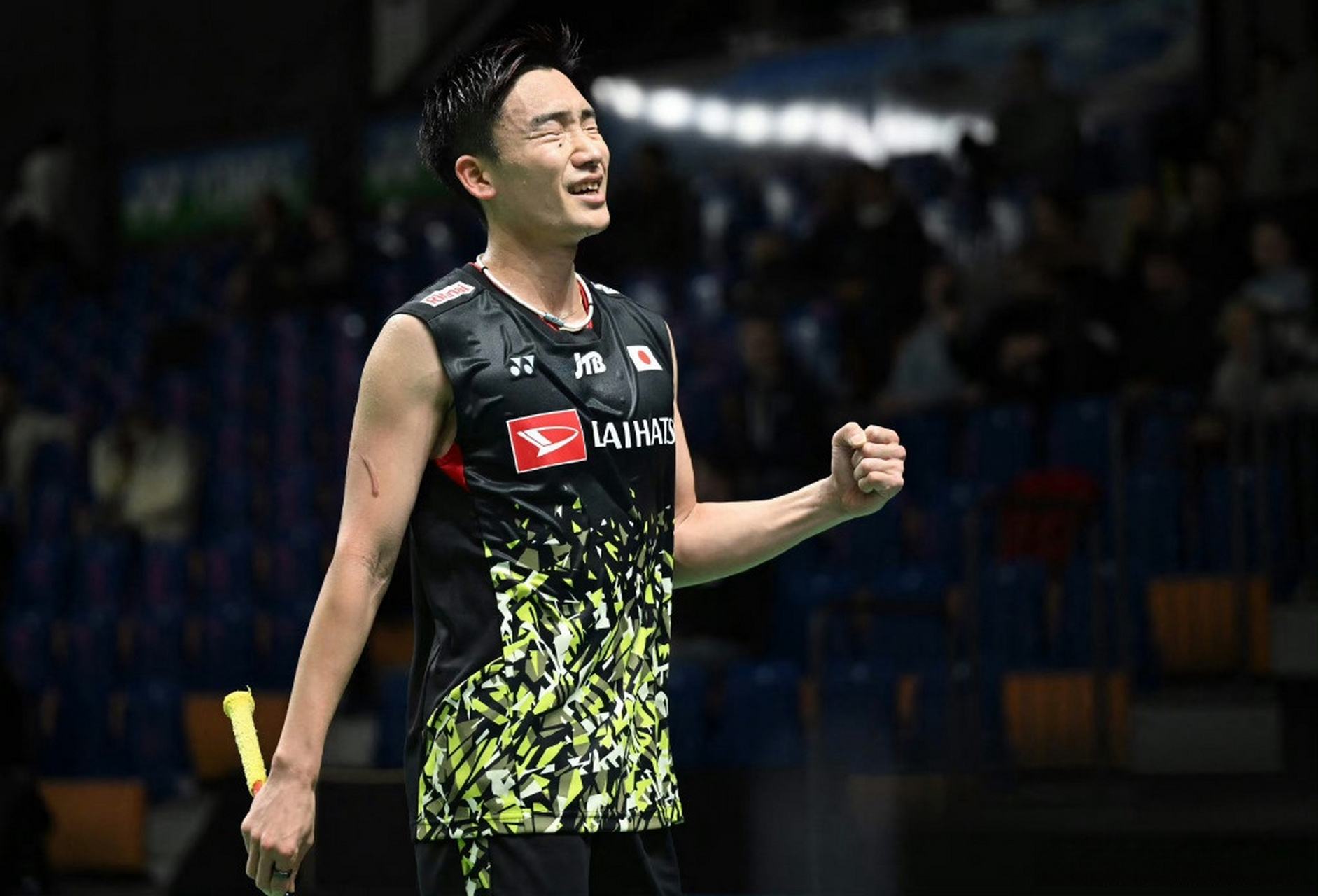 中国羽毛球队逆转日本羽毛球队，桃田贤斗惊艳世界