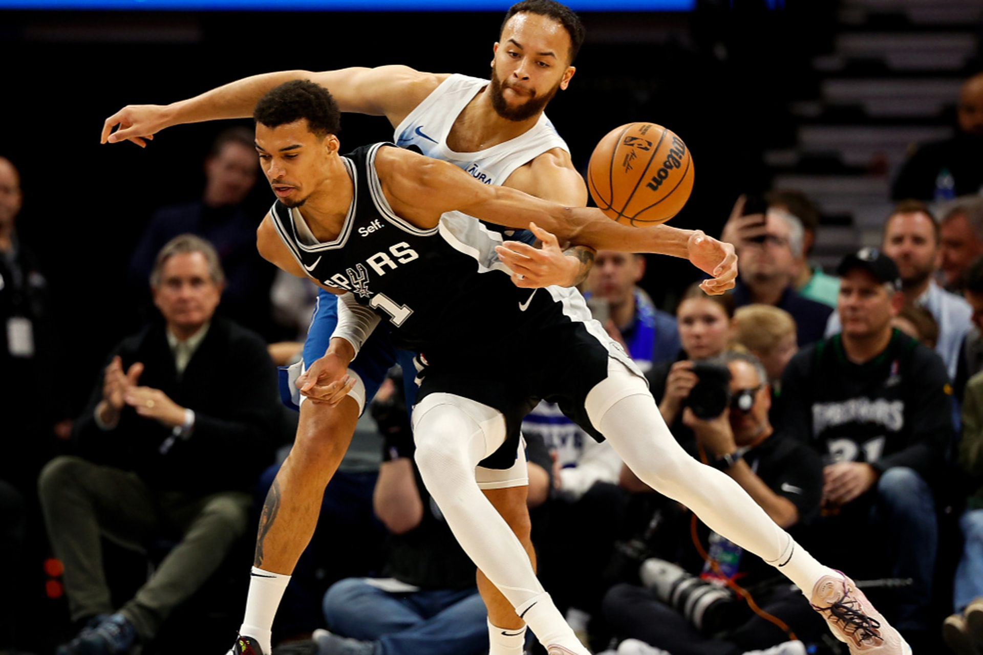 马刺碾压波兰男篮,凯尔·库兹马爆发神勇 马刺碾压波兰男篮,凯尔·库兹马爆发神勇